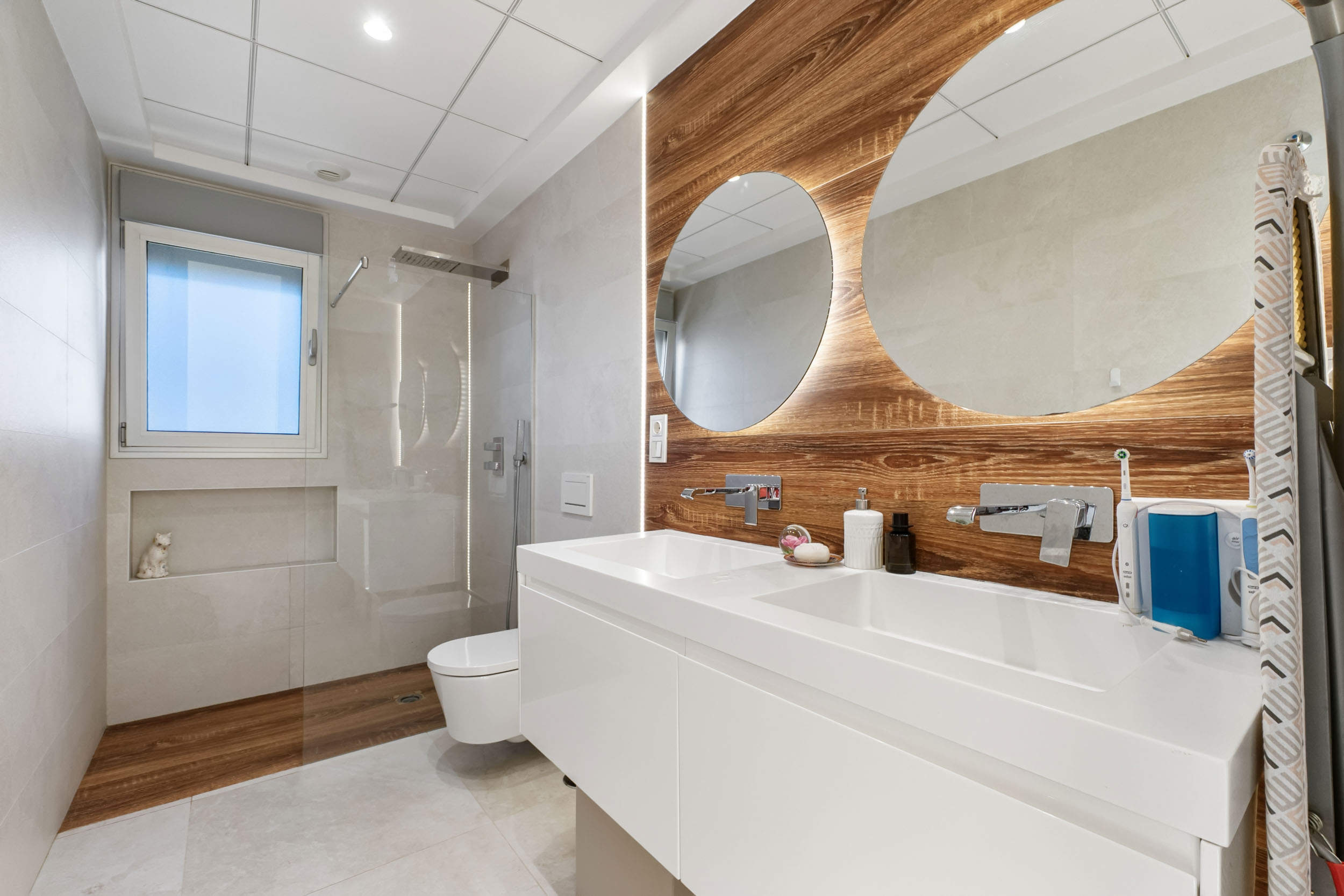 Ensuite bathroom real estate photo